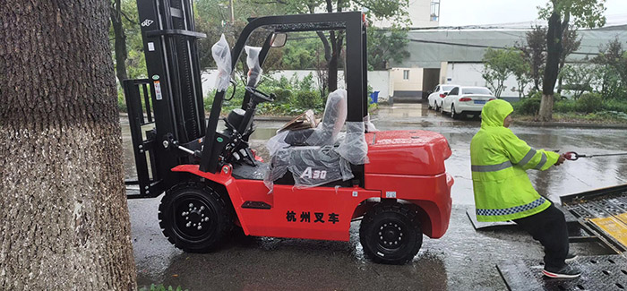 下雨天走一台杭州叉车A30两节4.5米门架老板用车发财